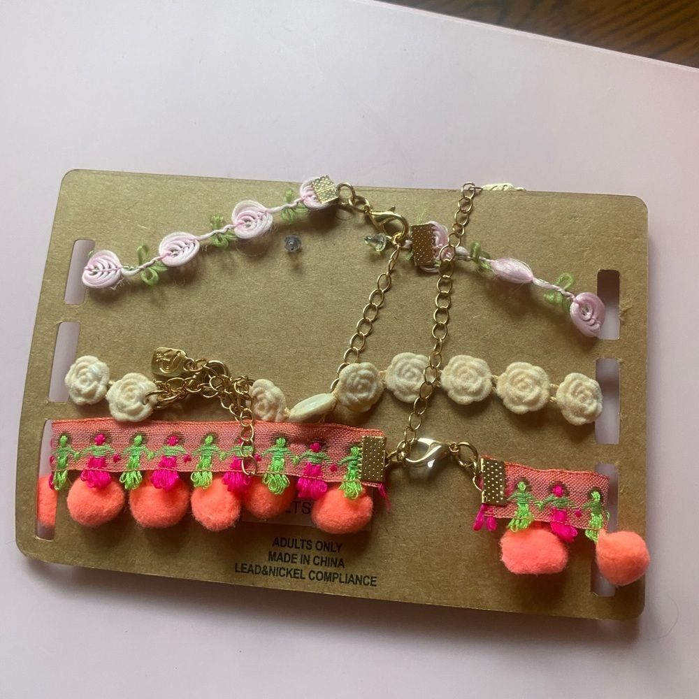Floral and Pom Pom choker Set with earrings NWT - Picture 3 of 6
